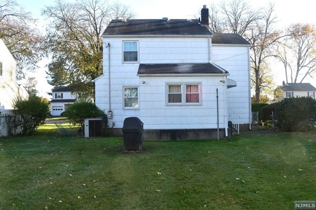 87 Ackerman Ave, Elmwood Park NJ  07407-1608 exterior