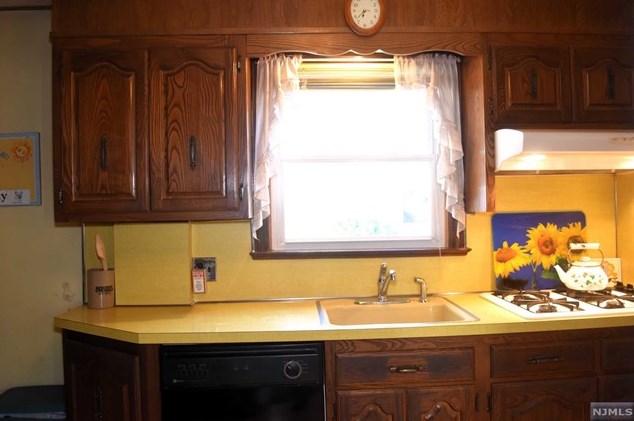 87 Ackerman Ave, Elmwood Park NJ  07407-1608 exterior