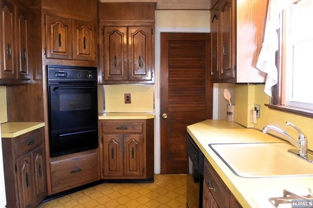 87 Ackerman Ave, Elmwood Park NJ  07407-1608 exterior