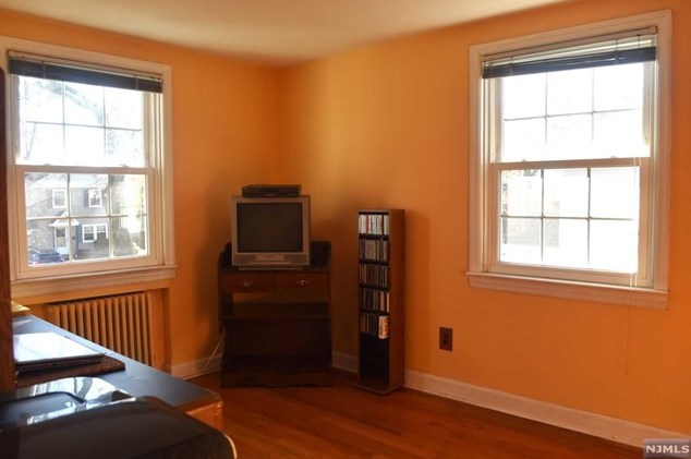 87 Ackerman Ave, Elmwood Park NJ  07407-1608 exterior