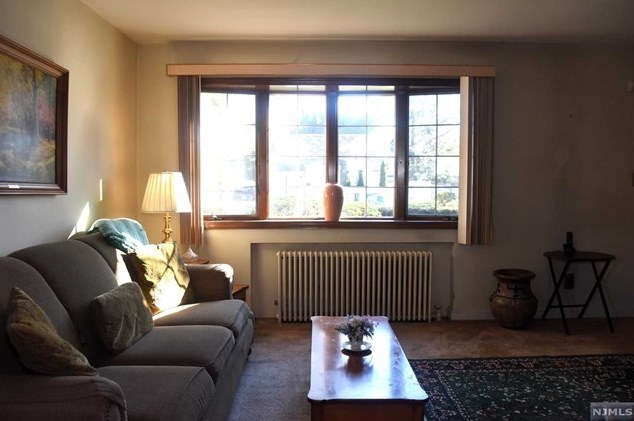 87 Ackerman Ave, Elmwood Park NJ  07407-1608 exterior