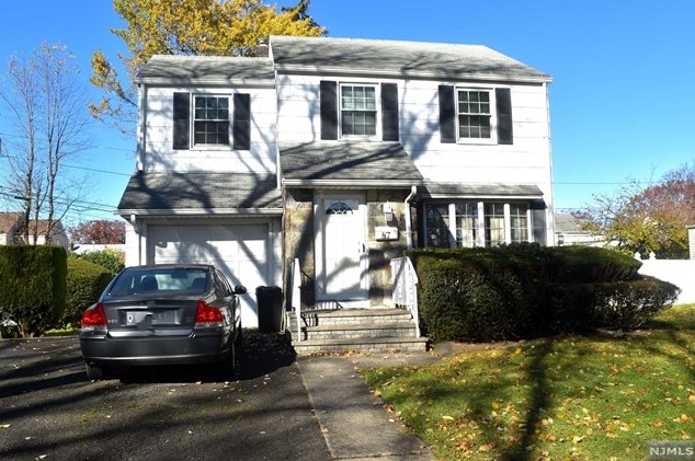 87 Ackerman Ave, Elmwood Park, NJ 07407-1608