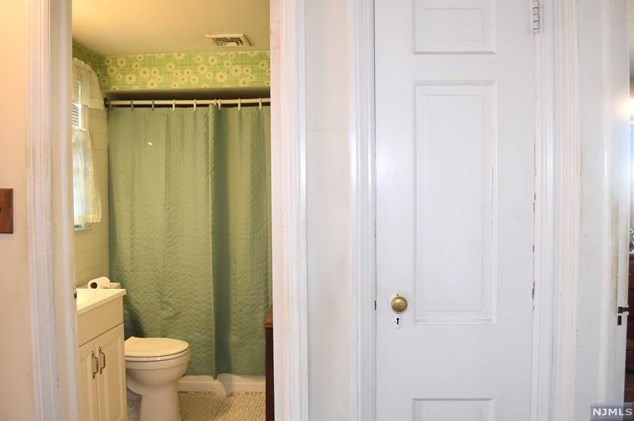 87 Ackerman Ave, Elmwood Park NJ  07407-1608 exterior