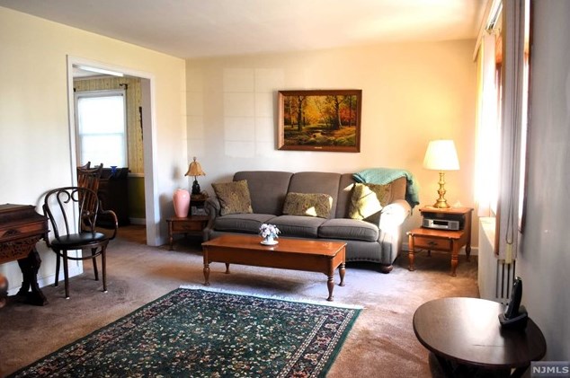 87 Ackerman Ave, Elmwood Park NJ  07407-1608 exterior