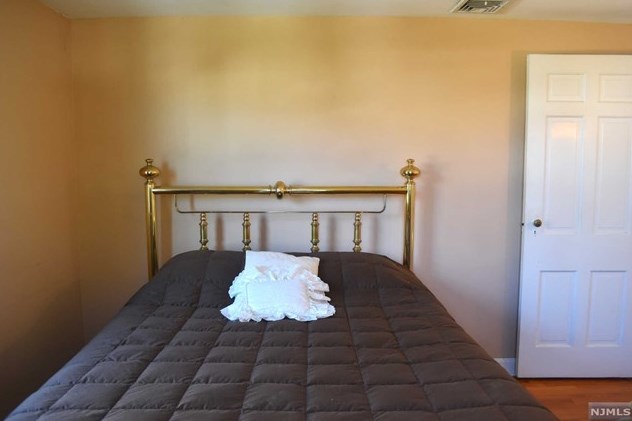 87 Ackerman Ave, Elmwood Park NJ  07407-1608 exterior