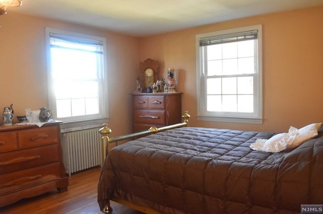 87 Ackerman Ave, Elmwood Park NJ  07407-1608 exterior