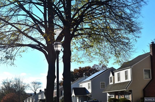 87 Ackerman Ave, Elmwood Park NJ  07407-1608 exterior