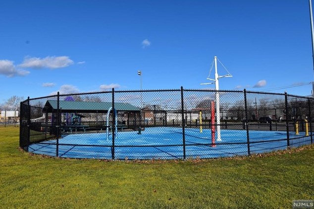 87 Ackerman Ave, Elmwood Park NJ  07407-1608 exterior