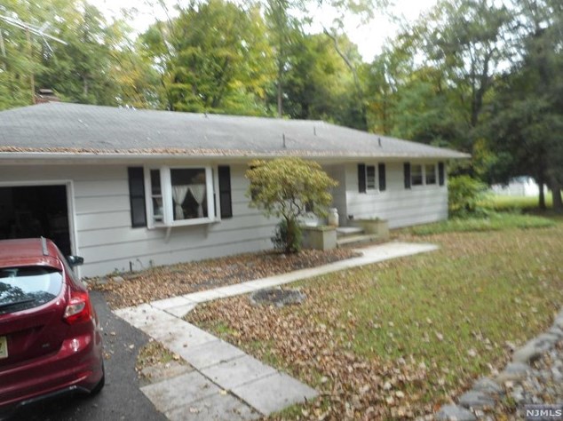 18 Longstreak Rd, Green Pond, NJ 07435