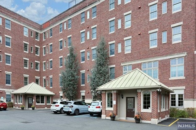 4202 Rio Vista Dr, Mahwah, NJ 07430