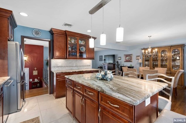 286 Spruce Ave, Emerson, NJ 07630-1047