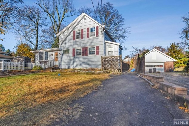 305 Erie Ave, Midland Pk, NJ 07432-1604