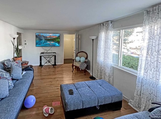 208 Echo Pl, Elmwood Park, NJ 07407