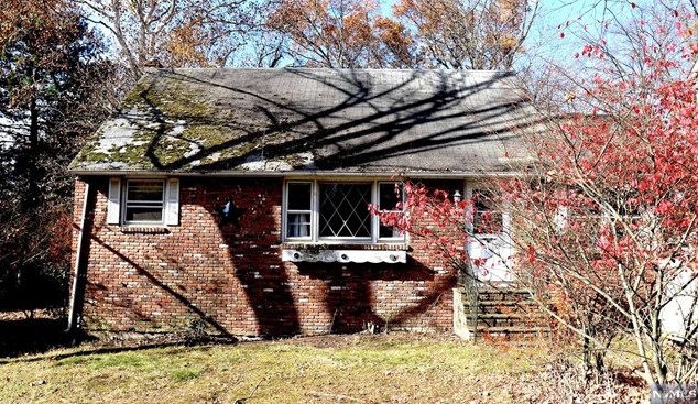 55 Seminole Ave, Oakland, NJ 07436