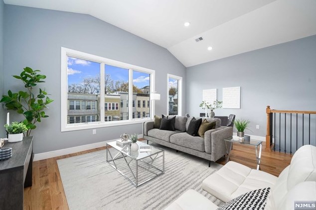 106 Oak St, Jersey City, NJ 07304-2248