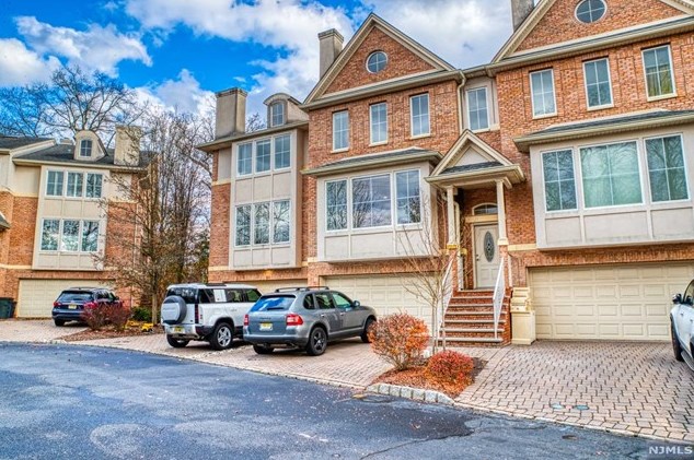 27 Harrington Ct, Harrington Park, NJ 07640