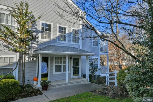 1051 Cambridge Ct, Mahwah, NJ 07430