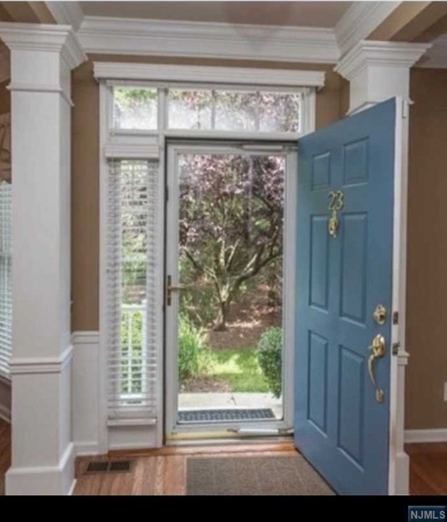 23 Scarlet Oak Ln, Paramus NJ  07652-1355 exterior