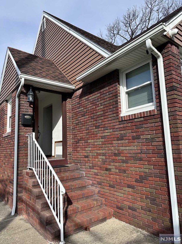 102 Wesley St, Clifton, NJ 07013