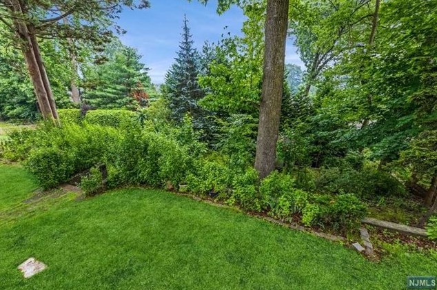 72 Roosevelt St, Cresskill, NJ 07626
