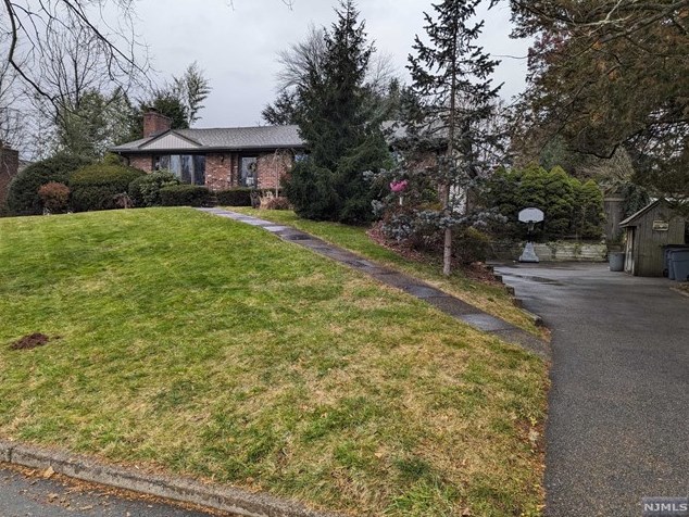 76 Standish Rd, Hillsdale, NJ 07642-1118