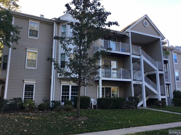 916 Tuliptree Ct, Mahwah, NJ 07430