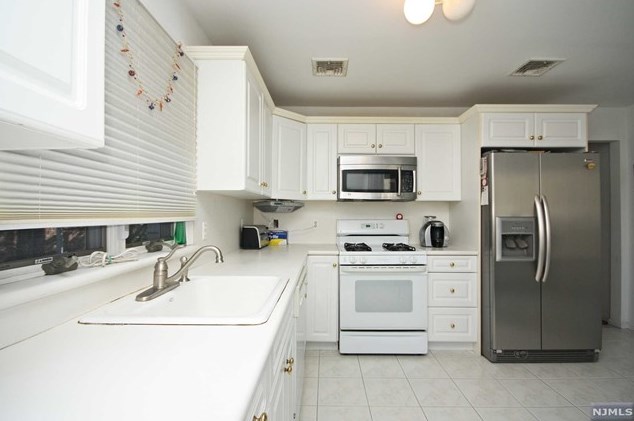 241 Maple St, West Fort Lee NJ  07024-4007 exterior