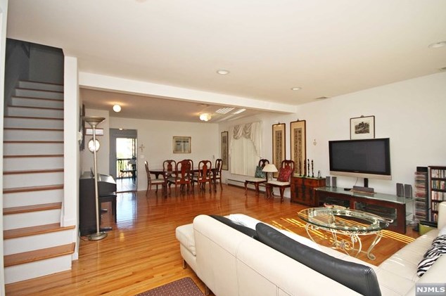 241 Maple St, West Fort Lee, NJ 07024
