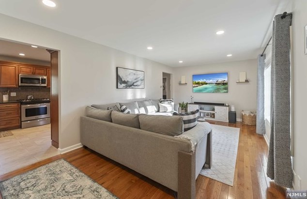4 Stevens Pl, Oakland, NJ 07436