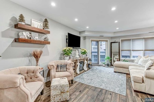 206 Jefferson Ct, Edgewater, NJ 07020