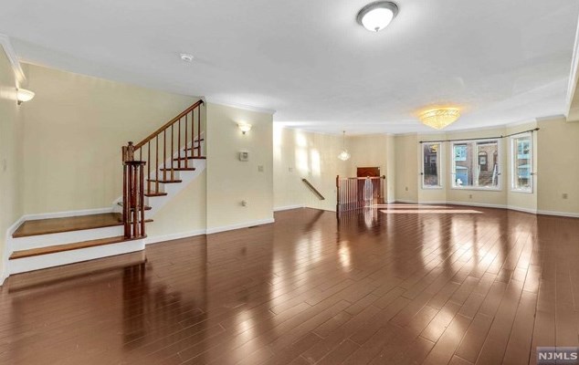 733 Chestnut St, Secaucus NJ  07094-3205 exterior