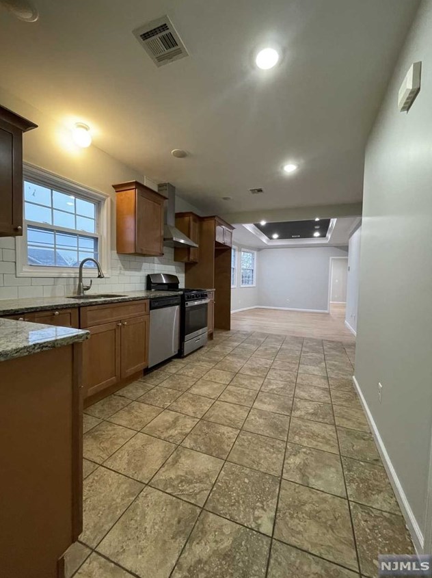 381 Walnut St #3, Newark, NJ 07105