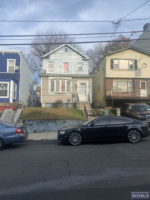 82 Pamrapo Ave, Jersey City, NJ 07305-2419