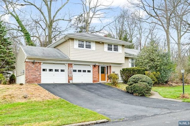 15 Wield Ct, Park Ridge, NJ 07656
