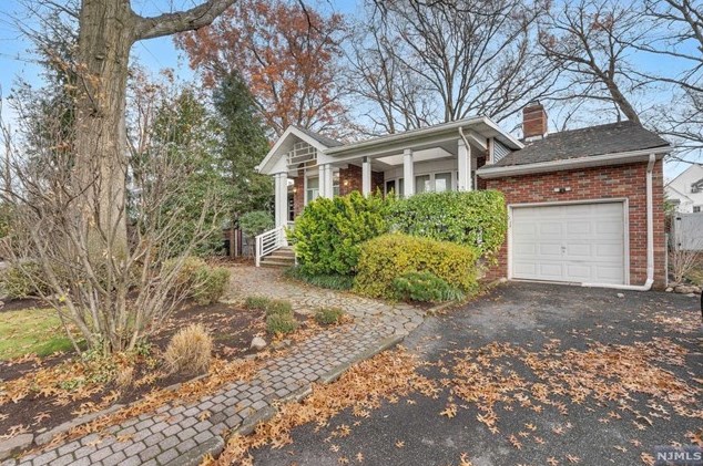 21 Westminster Ave, Bergenfield, NJ 07621-3913