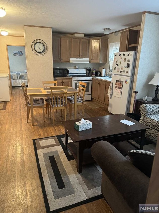 12 2nd St, Moonachie, NJ 07074-1845