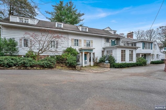 401 Wearimus Rd, Ho Ho Kus, NJ 07423