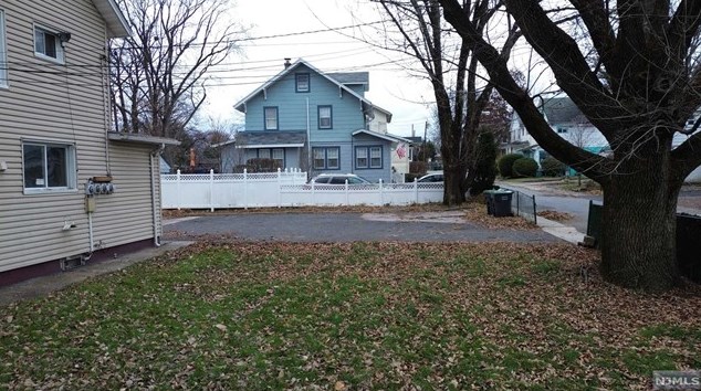 9 Tuscarora St, Bergenfield NJ 07621-1332 exterior