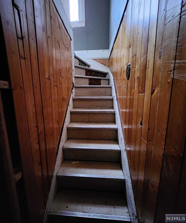 9 Tuscarora St, Bergenfield NJ 07621-1332 exterior