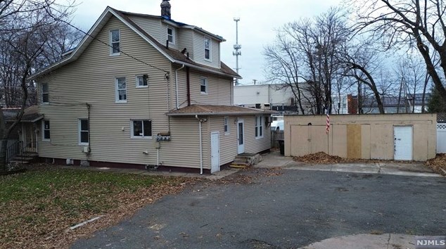 9 Tuscarora St, Bergenfield, NJ 07621-1332