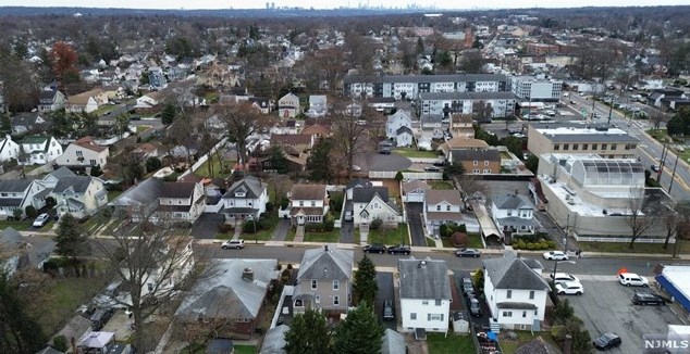 9 Tuscarora St, Bergenfield NJ 07621-1332 exterior