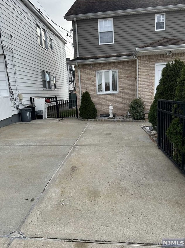 16 Hudson St #1, Outwater, NJ 07026