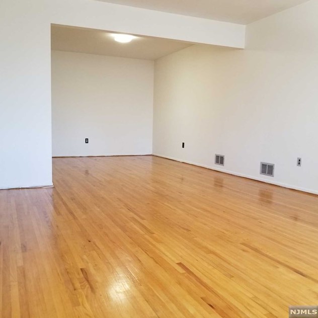 300 6th St #2, East Newark, NJ 07029