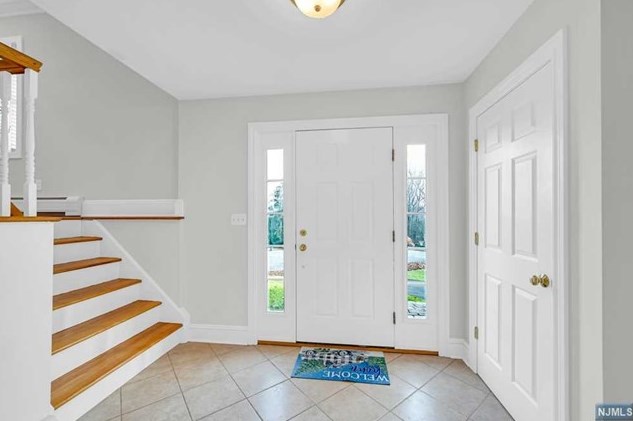 13 Queen Ct, Park Ridge, NJ 07656