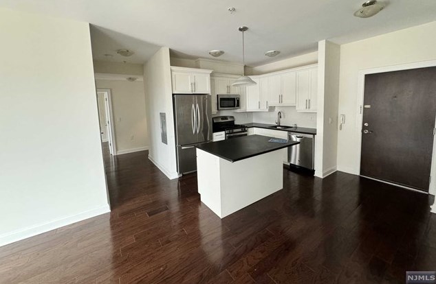 225 Walker St #305, Cliffside Park, NJ 07010