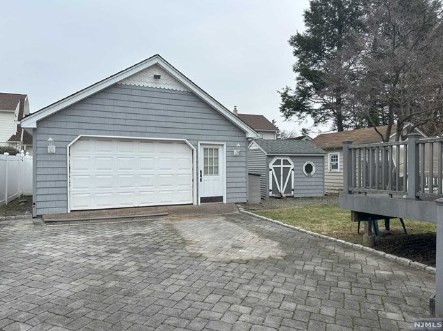 15 Turnure St, Bergenfield, NJ 07621-2035