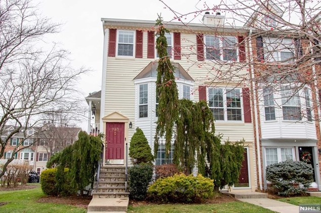 785 Sassafras Ct, Mahwah, NJ 07430