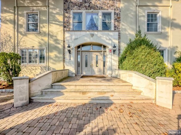 1025 Palisade Ave, West Fort Lee NJ  07024-6320 exterior