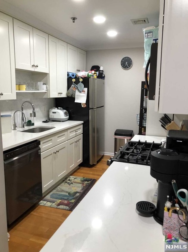 65 Fairview St #3h, Palisades Park, NJ 07650