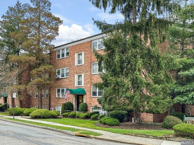 612 Hillside Ave #2 E, Nutley, NJ 07110